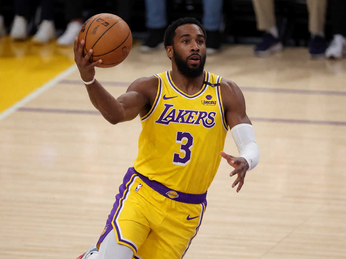 NBA球员在比赛中突破上篮